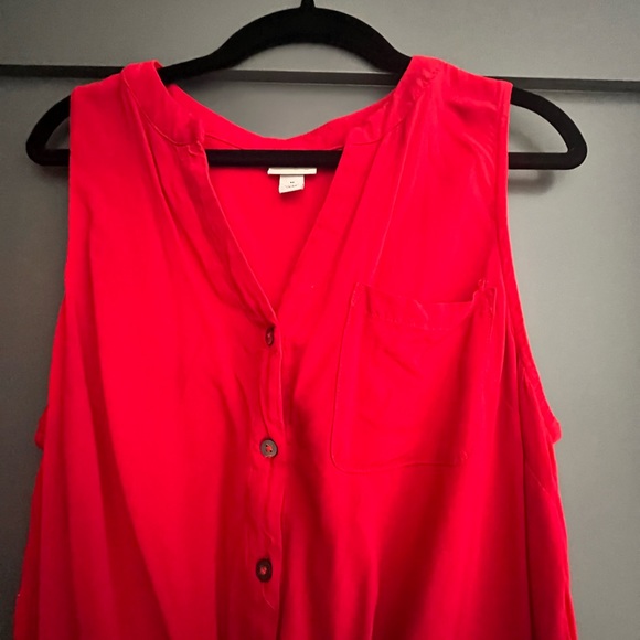 Red sleeveless top, ties in the front, hangs low on the back - Picture 5 of 7